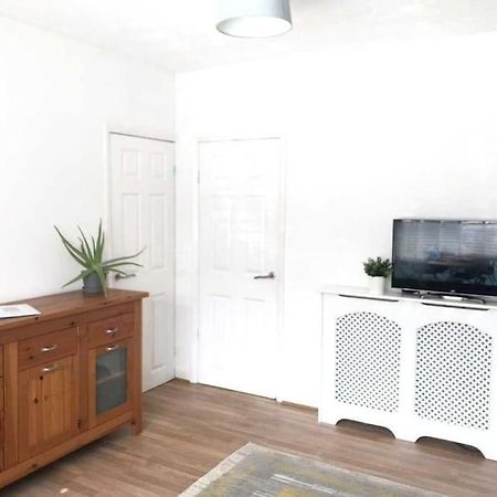 Two Bedroom Terrace House With Parking Кингстън ъпон Хъл Екстериор снимка