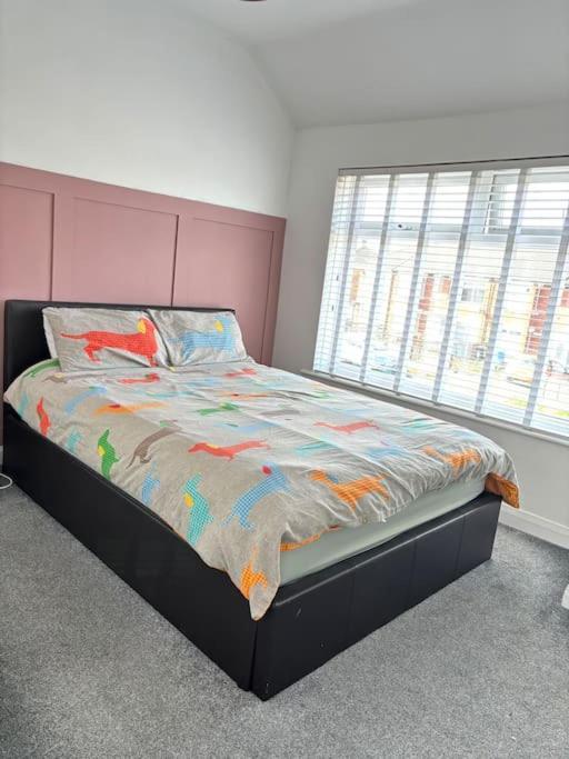 Two Bedroom Terrace House With Parking Кингстън ъпон Хъл Екстериор снимка